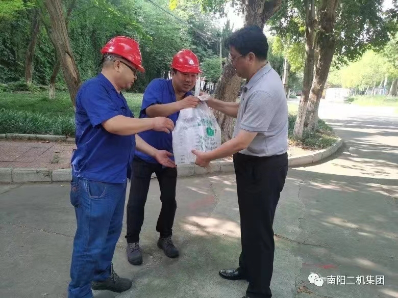 “工会送清冷，，，，，情下吠动者”东升国际官网集团为一线员工“送清冷”