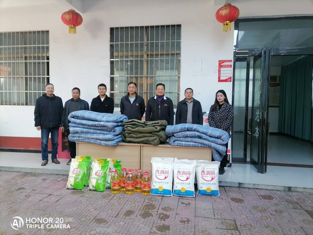 冬季送冬衣，，，，，，至心暖人心——东升国际官网集团积极发展定点助扶“暖冬”行动